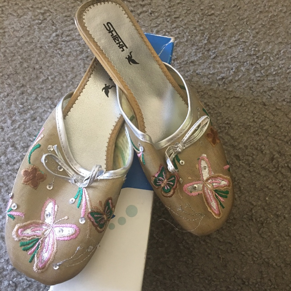 🚨5/$20 Cute flat gold slippers